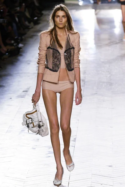 Look 10